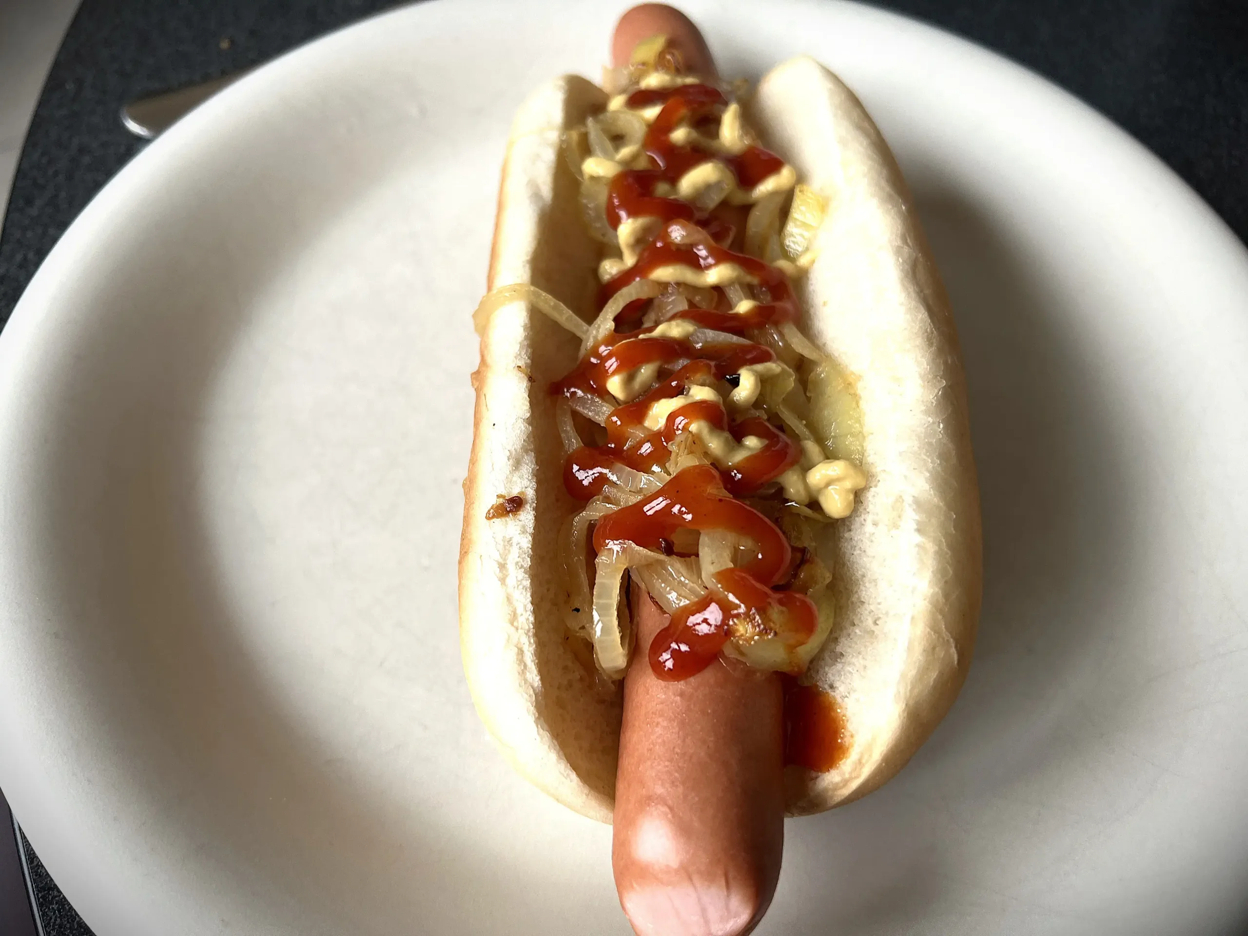 Hotdog met ajuin ketchup en mosterd