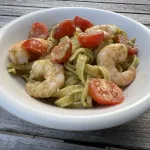 Pasta pesto met garnalen en kerstomaten