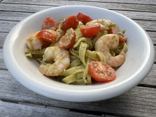 Pasta pesto met garnalen en kerstomaten