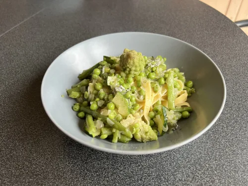 Tagliatelle met groene groenten en blauwe kaas