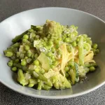 Tagliatelle met groene groenten en blauwe kaas