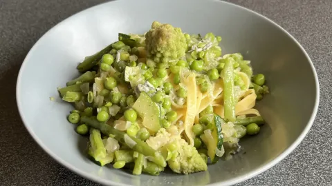 Tagliatelle met groene groenten en blauwe kaas