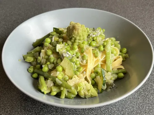 Tagliatelle met groene groenten en blauwe kaas