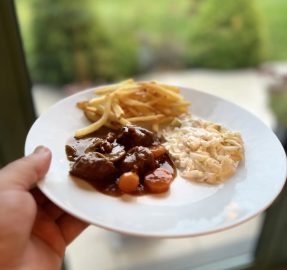 Stoofvlees met frietjes en witloofsalade