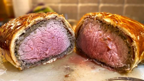 Beef Wellington - in 2 gesneden na bakken 3