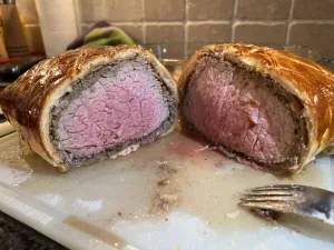 Beef Wellington - in 2 gesneden na bakken