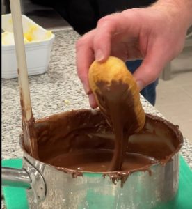 eclairs met een laagje chocoladeglazuur bedekken