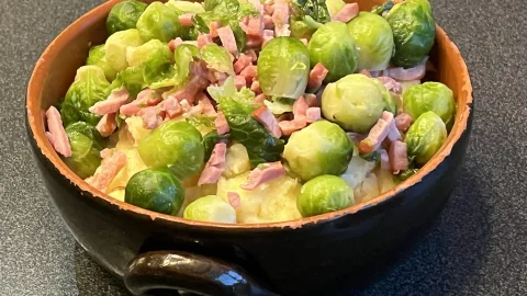 stoemp met spruites en baconreepjes vooraanzicht