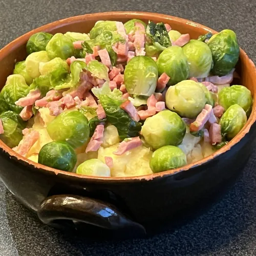 stoemp met spruites en baconreepjes vooraanzicht