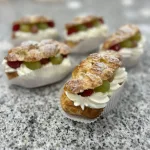 Eclairs gevuld met crème royale fruit en slagroom