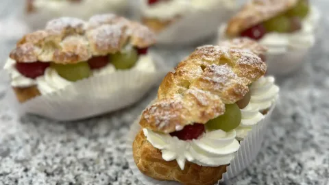 Eclairs gevuld met crème royale fruit en slagroom