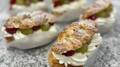 Eclairs gevuld met crème royale fruit en slagroom