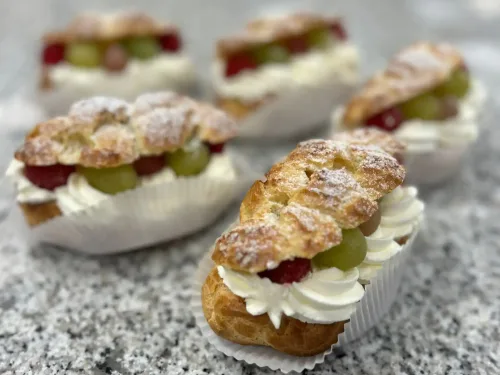 Eclairs gevuld met crème royale fruit en slagroom