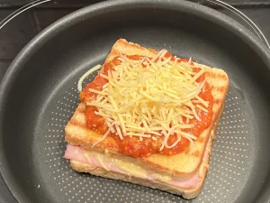 Croque Bolognaise klaar voor in de oven