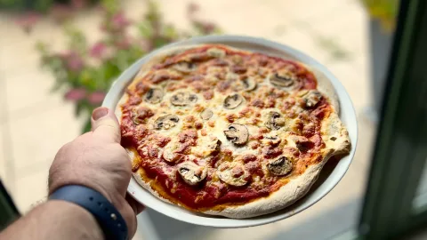 Pizza Funghi afgebakken