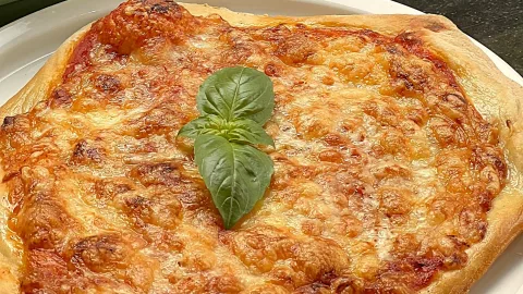 Pizza Margherita afgebakken