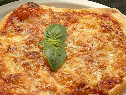 Pizza Margherita afgebakken