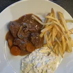 Witloofsalade bij stoofvlees friet