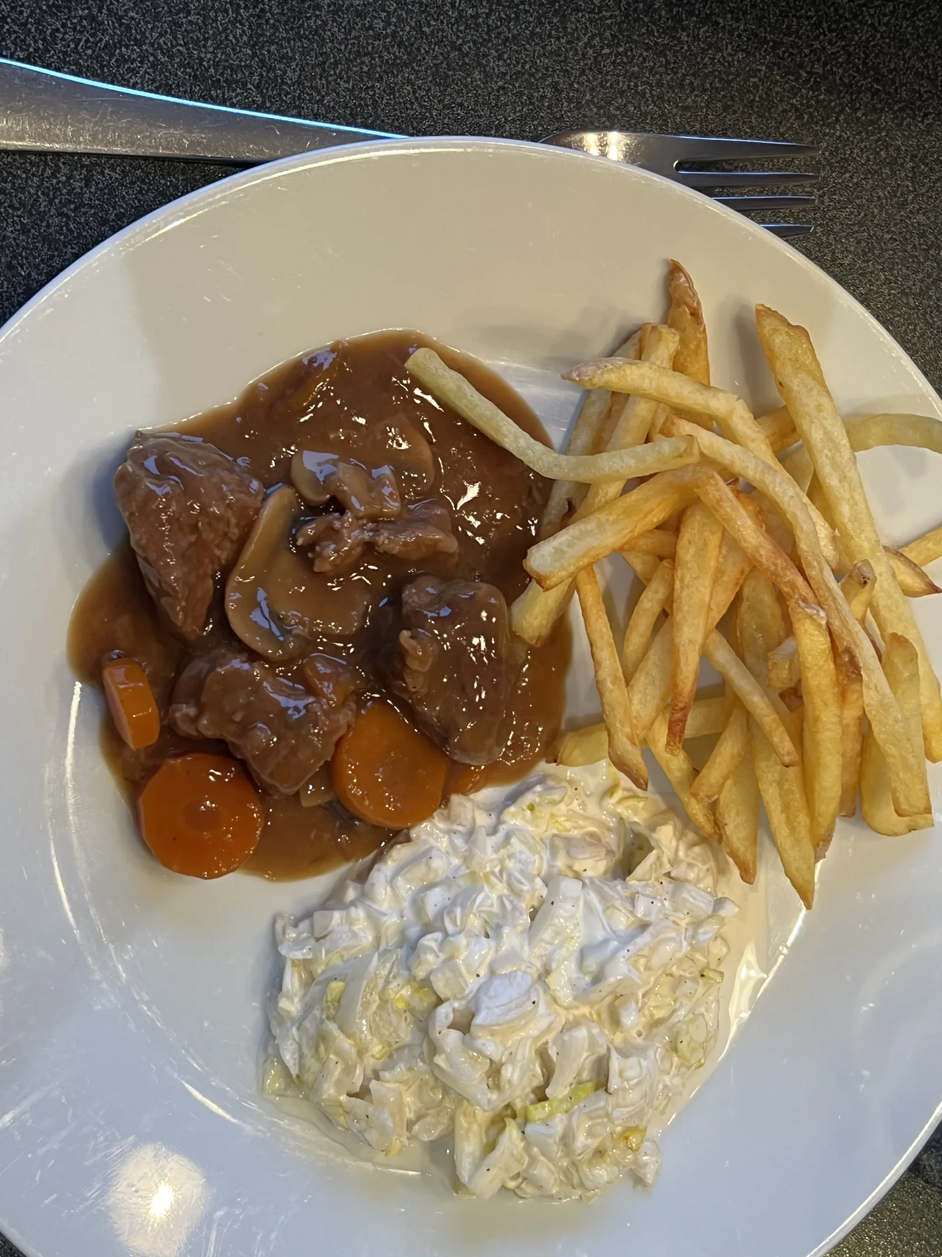 Witloofsalade bij stoofvlees friet