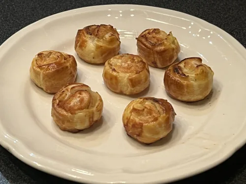 bladerdeeg met zalm en kruidenkaas - afgebakken