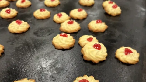 Afgebakken boterbloemkoekjes of margrietjes