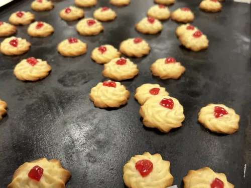 Afgebakken boterbloemkoekjes of margrietjes