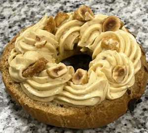 Paris-Brest - afwerken met gekaramellisseerde hazelnoten