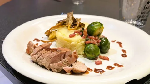 fazantenborstfilet met seizoensgroenten op pastinaakpuree