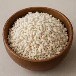 Rijstkoji, gestoomde rijst geënt met Aspergillus oryzae voor fermentatie