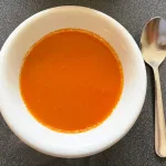 Soepbord met paprikasoep