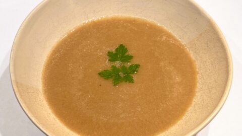 Kom warme champignonsoep met miso, afgewerkt met peterselie