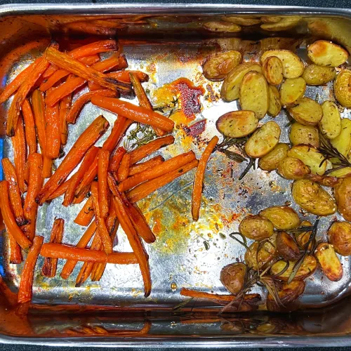 Gegrilde wortelen en krielaardappelen - bovenaanzicht