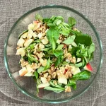 Salade van veldsla appel en walnoten - bovenaanzicht