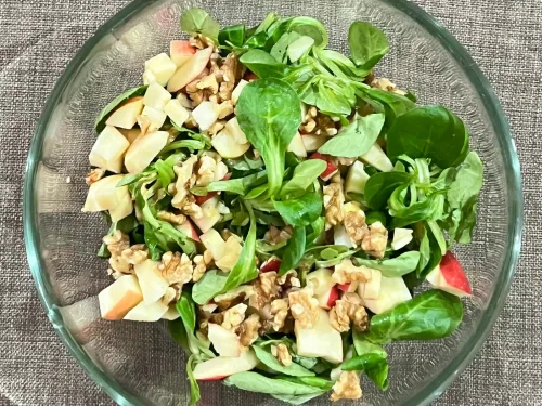 Salade van veldsla appel en walnoten - bovenaanzicht