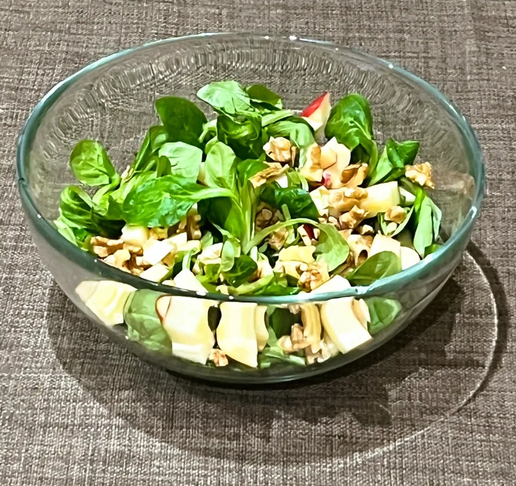 Salade van veldsla appel en walnoten - vooraanzicht