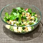 Salade van veldsla appel en walnoten - vooraanzicht