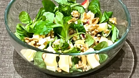Salade van veldsla appel en walnoten - vooraanzicht