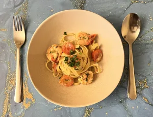 Tagliatelle met blauwe schimmelkaas en kerstomaten - bovenaanzicht
