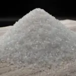 Kristalsuiker op houten ondergrond – basisingrediënt voor gebak en desserts.