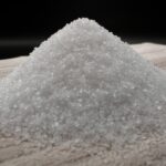 Kristalsuiker op houten ondergrond – basisingrediënt voor gebak en desserts.