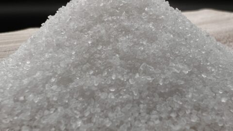 Kristalsuiker op houten ondergrond – basisingrediënt voor gebak en desserts.