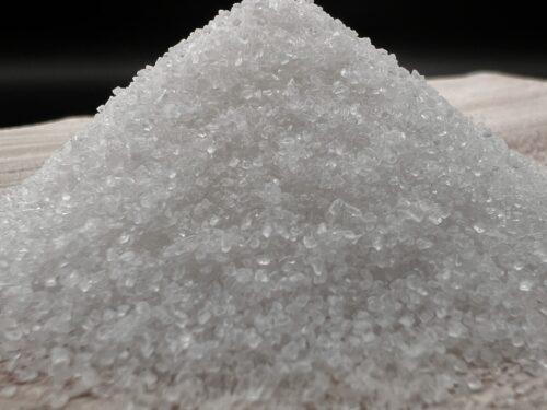 Kristalsuiker op houten ondergrond – basisingrediënt voor gebak en desserts.