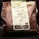 Zak Callebaut 811 pure Belgische chocolade – 54,5% cacao, dark callets voor allround toepassingen zoals truffels, pralines en gebak.