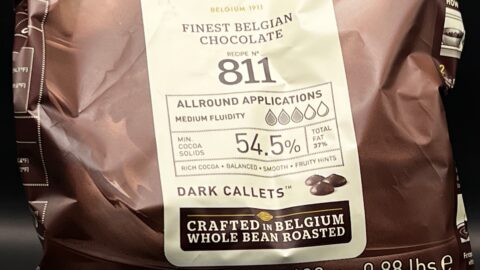 Zak Callebaut 811 pure Belgische chocolade – 54,5% cacao, dark callets voor allround toepassingen zoals truffels, pralines en gebak.