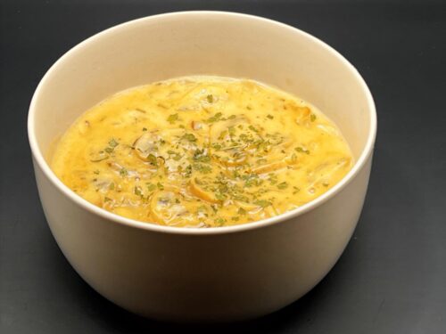 Vooraanzicht van champignonroomsaus met witte wijn, room en oregano in een witte kom