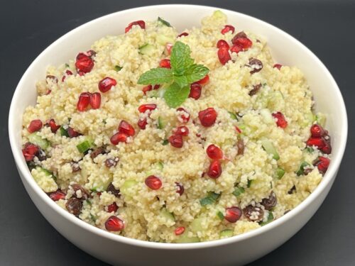 Couscous met granaatappel, komkommer en rozijnen