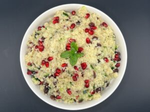 Couscous met granaatappel, komkommer en rozijnen - bovenaanzicht