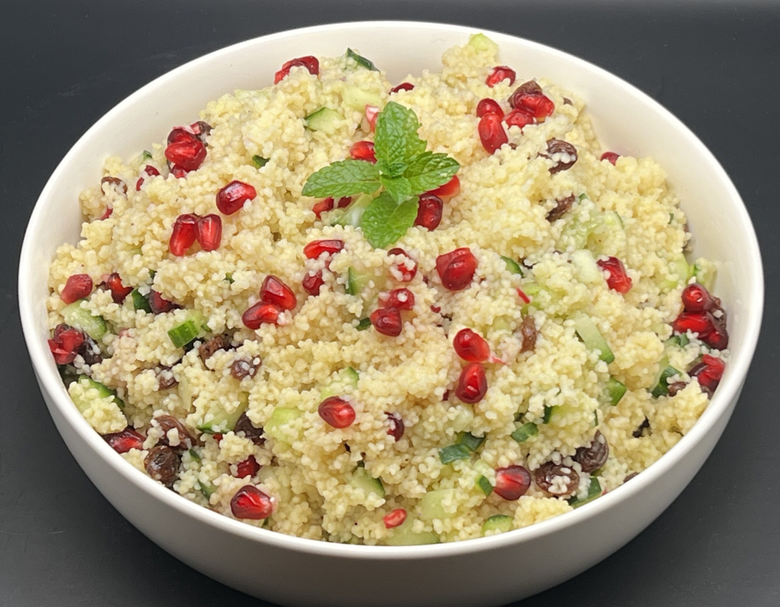 Couscous met granaatappel, komkommer en rozijnen