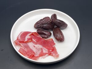 Dadels met spek - ingrediënten op een bordje