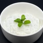 Munt-yoghurt saus